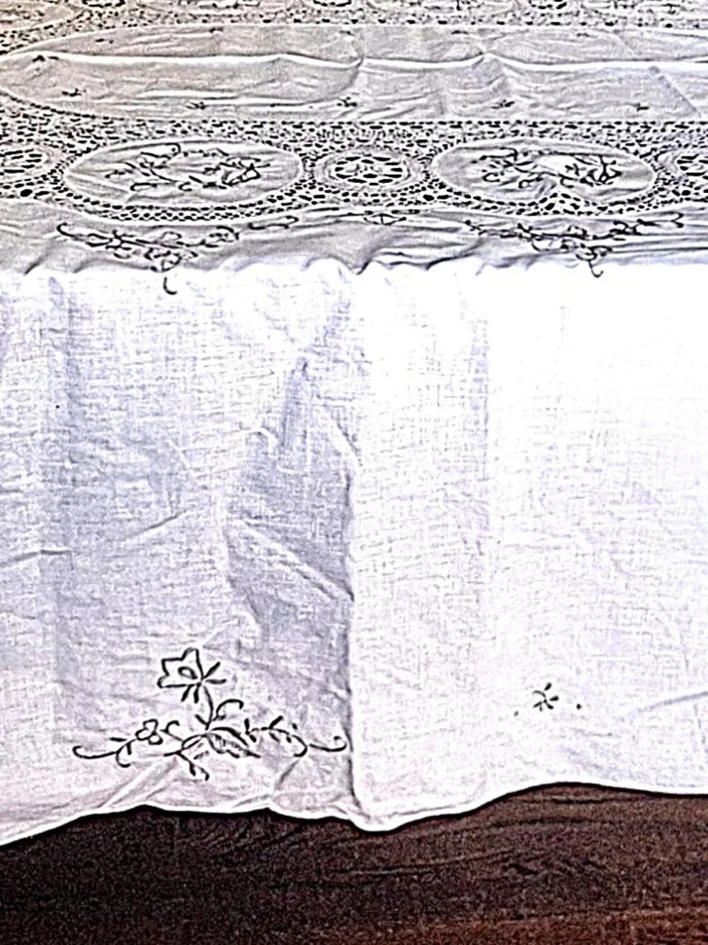 Vintage Oval Crocheted Maderia Style Lace Cutwork Tablecloth 62”x75”